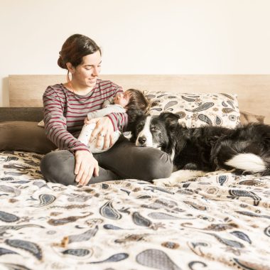 Foto de la madre con el bebé y el perro