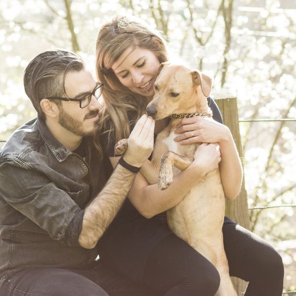 Pareja con perro